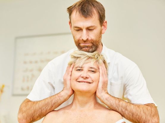 sujetando la cabeza de mujer sonriendo